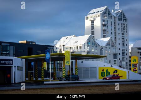 Reykjavik, Islande - 10 novembre 2022 : OB, station-service islandaise. Banque D'Images