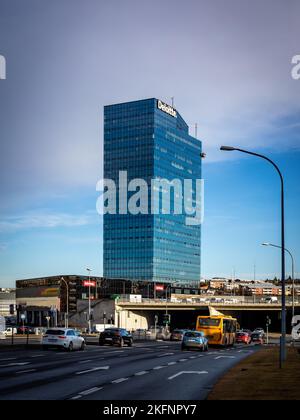 Reykjavik, Islande - 10 novembre 2022 : paysage urbain avec un gratte-ciel de services réseau professionnels Deloitte. Banque D'Images