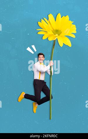 Photo de collage vertical de jeune homme souriant excité tient une énorme fleur jaune isolée sur fond bleu Banque D'Images