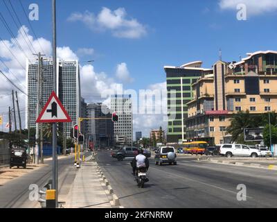 Dar es Salaam, Tanzanie. 16th novembre 2022. Cette photo montre la nouvelle route Bagamoyo à Dar es Salaam, Tanzanie, le 16 novembre 2022. POUR ALLER AVEC "Feature: Les jeunes ingénieurs logiciels rêvent de transformer la Tanzanie en centre technologique" Credit: Herman Emmanuel/Xinhua/Alamy Live News Banque D'Images