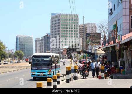 Dar es Salaam, Tanzanie. 16th novembre 2022. Cette photo montre la nouvelle route Bagamoyo à Dar es Salaam, Tanzanie, le 16 novembre 2022. POUR ALLER AVEC "Feature: Les jeunes ingénieurs logiciels rêvent de transformer la Tanzanie en centre technologique" Credit: Herman Emmanuel/Xinhua/Alamy Live News Banque D'Images