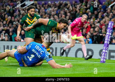 Manchester, Royaume-Uni. 18th novembre 2022. Latrell Mitchell (South Sydney Rabbitohs) d'Australie (8) marque la première tentative lors du match de finale 2021 de la coupe du monde de rugby 2021 entre l'Australie et les Samoa à Old Trafford, Manchester, Angleterre, le 19 novembre 2022. Photo de David Horn. Crédit : Prime Media Images/Alamy Live News Banque D'Images