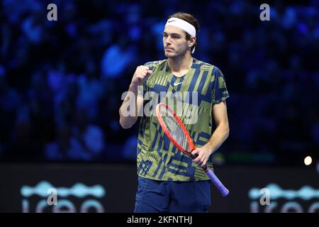 Taylor Fritz des États-Unis fête lors du match de championnat semi-final entre Novak Djokovic de Serbie et Taylor Fritz des États-Unis le septième jour des finales du Tour mondial de l'ATP de Nitto à Pala Alpitour sur 19 novembre 2022 à Turin, en Italie Banque D'Images