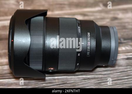 Le Caire, l'Egypte, 20 octobre 2022: Sony E Mount FE 24-70mm F2,8 GM Lens SEL2470GM avec un zoom constant F2,8 24-70mm avec une Union sans précédent de haute reso Banque D'Images