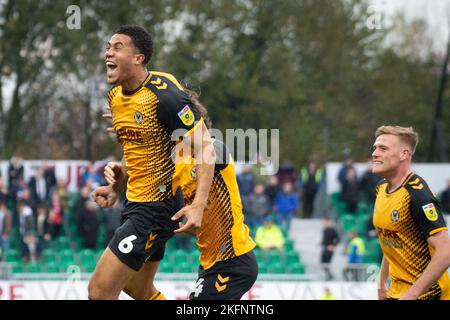 Newport, Royaume-Uni. 19th novembre 2022. Priestley Farquharson, du comté de Newport (6), célèbre avec ses coéquipiers après avoir atteint le but de ses équipes en 1st. EFL football League Two Match, Newport County v Gillingham au Rodney Parade à Newport, pays de Galles, le samedi 19th novembre 2022. Cette image ne peut être utilisée qu'à des fins éditoriales. Utilisation éditoriale uniquement, licence requise pour une utilisation commerciale. photo par crédit : Andrew Orchard sports Photography/Alay Live News Banque D'Images