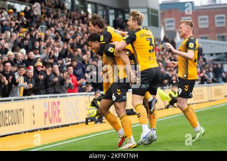 Newport, Royaume-Uni. 19th novembre 2022. Priestley Farquharson, du comté de Newport (l), célèbre avec ses coéquipiers après avoir atteint le but 1st de ses équipes. EFL football League Two Match, Newport County v Gillingham au Rodney Parade à Newport, pays de Galles, le samedi 19th novembre 2022. Cette image ne peut être utilisée qu'à des fins éditoriales. Utilisation éditoriale uniquement, licence requise pour une utilisation commerciale. photo par crédit : Andrew Orchard sports Photography/Alay Live News Banque D'Images