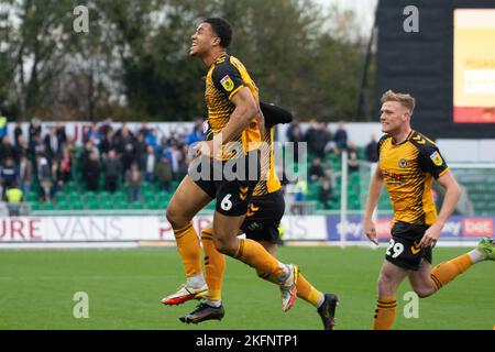 Newport, Royaume-Uni. 19th novembre 2022. Priestley Farquharson, du comté de Newport (6), célèbre avec ses coéquipiers après avoir atteint le but de ses équipes en 1st. EFL football League Two Match, Newport County v Gillingham au Rodney Parade à Newport, pays de Galles, le samedi 19th novembre 2022. Cette image ne peut être utilisée qu'à des fins éditoriales. Utilisation éditoriale uniquement, licence requise pour une utilisation commerciale. photo par crédit : Andrew Orchard sports Photography/Alay Live News Banque D'Images