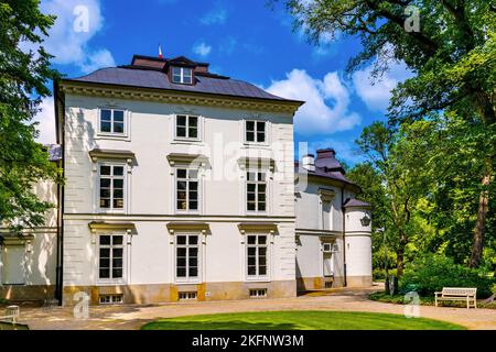 Varsovie, Pologne - 10 juin 2022 : rococo historique et palais néoclassique de Myslewicki dans les bains royaux Lazienki Klolewskie parc dans le quartier d'Ujazdow Banque D'Images