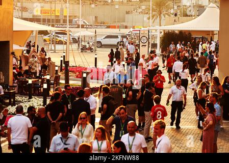 Abu Dhabi, Émirats arabes Unis. 19th novembre 2022. Ambiance de paddock. Grand Prix d'Abu Dhabi, samedi 19th novembre 2022. Yas Marina circuit, Abu Dhabi, Émirats Arabes Unis. Banque D'Images