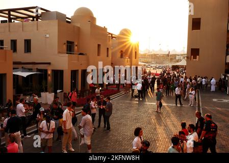 Abu Dhabi, Émirats arabes Unis. 19th novembre 2022. Ambiance de paddock. Grand Prix d'Abu Dhabi, samedi 19th novembre 2022. Yas Marina circuit, Abu Dhabi, Émirats Arabes Unis. Banque D'Images