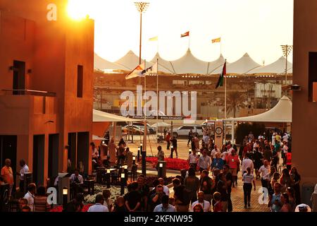 Abu Dhabi, Émirats arabes Unis. 19th novembre 2022. Ambiance de paddock. Grand Prix d'Abu Dhabi, samedi 19th novembre 2022. Yas Marina circuit, Abu Dhabi, Émirats Arabes Unis. Banque D'Images