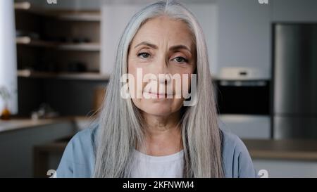 Portrait adulte âgé calme granny âge moyen caucasien européen aspect femelle retraité mature 60s femme à cheveux gris femme au foyer élégant senior Banque D'Images