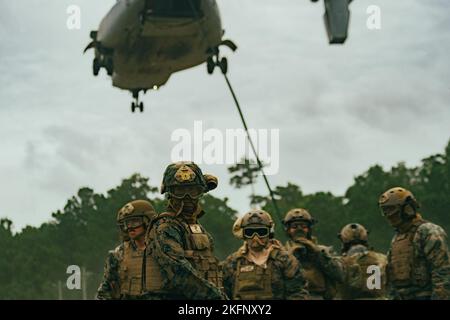 Les Marines des États-Unis avec la Force maritime à but spécial (MSPF), 26th Marine Expeditionary Unit (MEU) dirigent le cours de maîtrise sur les techniques de suspension de corde d'hélicoptère (HRST) à Stone Bay, sur le camp de base du corps maritime Lejeune, Caroline du Nord, le 29 septembre 2022. HRST prépare les Marines pour les opérations d'insertion et d'extraction par hélicoptère et certifie les Marines comme maîtres HRST leur permettant de superviser les opérations HRST avec leurs unités respectives. Le cours de maîtrise HRST est l’un des nombreux cours dispensés par le groupe de formation aux opérations expéditionnaires (EOTG) que les Marines et les marins du MEU reçoivent au fur et à mesure qu’ils p ent Banque D'Images