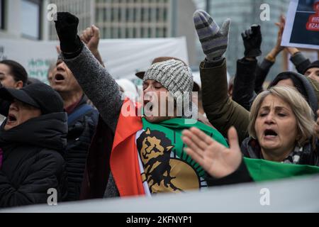 Berlin, Allemagne. 19th novembre 2022. Les manifestants se sont rassemblés sur la Potsdamer Platz de Berlin, sur 19 novembre 2022, pour une grande manifestation qui a conduit au-delà de la porte de Brandebourg jusqu'à la chancellerie fédérale. De nombreuses bannières ont été tenues avec l'inscription, les femmes, la vie, la liberté. (Credit image: © Michael Kuenne/PRESSCOV via ZUMA Press Wire) Banque D'Images