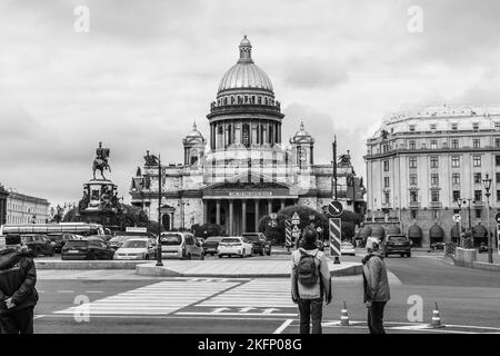 Les gens se promènent sur la place près de la cathédrale Saint Isaac, un monument à Saint-Pétersbourg, en Russie. Banque D'Images