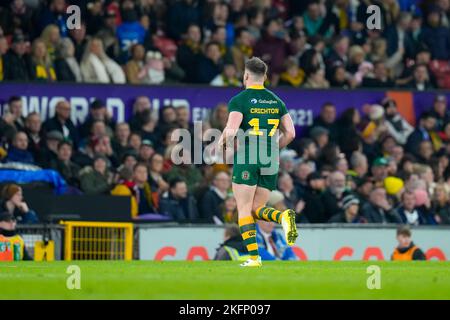 Manchester, Royaume-Uni. 18th novembre 2022. Angus Crichton (Sydney Roosters) d'Australie (17) est envoyé au Sin Bin lors du match de finale 2021 de la coupe du monde de rugby 2021 entre l'Australie et les Samoa à Old Trafford, Manchester, Angleterre, le 19 novembre 2022. Photo de David Horn. Crédit : Prime Media Images/Alamy Live News Banque D'Images