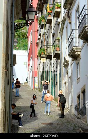 Porto Portugal rue latérale vallonnée dans le quartier Miragaia du centre-ville Banque D'Images