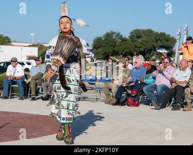 Tahlula Screamingeagle, danseuse des Indiens d'Amérique, se produit dans une robe de jingle lors de l'exposition annuelle de danse indienne américaine 6th pour la journée du patrimoine indien du Texas à la base commune de San Antonio-Randolph, Texas, 29 septembre 2022. Une robe de jingle est décorée avec des couvercles de boîtes roulées qui sont suspendus par un ruban placé étroitement ensemble pour faire un bruit de pluie-comme. Banque D'Images