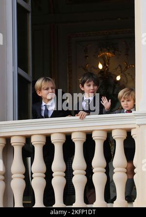 Monaco ville, Monaco. 19th novembre 2022. Inde Casiraghi et Maximilian Casiraghi au balcon du Palais princier à Monaco-ville, sur 19 novembre 2022, pendant les célébrations de la journée nationale de Monaco crédit: Albert Nieboer/pays-Bas OUT/point de vue OUT/dpa/Alamy Live News Banque D'Images