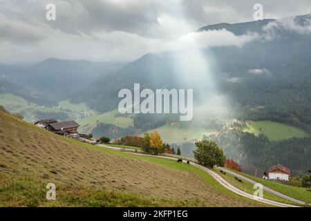 Vue depuis la petite ville italienne de montagne de Saint-Magdalena à Val di Funes Banque D'Images