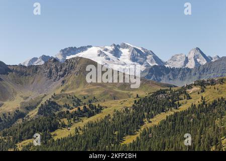 Mont Marmolada est le plus haut sommet de l'Italian Dolomites avec ses caractéristiques sur le glacier vivace face nord Banque D'Images