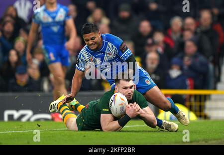 Angus Crichton, en Australie, a fait un essai avant d'être jugé comme un non-essai lors de la finale de la coupe du monde de rugby à XV à Old Trafford, Manchester. Date de la photo: Samedi 19 novembre 2022. Banque D'Images