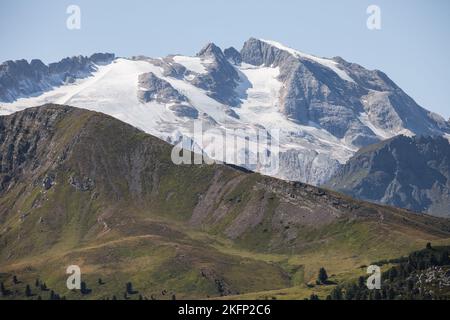 Mont Marmolada est le plus haut sommet de l'Italian Dolomites avec ses caractéristiques sur le glacier vivace face nord Banque D'Images