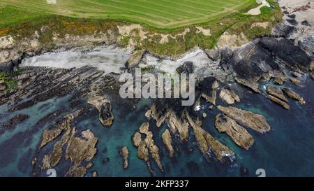 Rochers sur le littoral irlandais, vue de dessus. La rive de l'océan Atlantique. Nature de l'Europe du Nord. Côte des Rocheuses. Vue de dessus. Banque D'Images