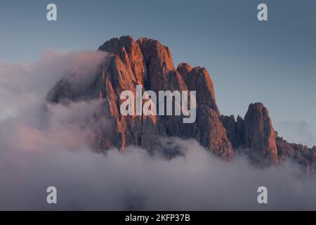 Le côté nord du Sasso Lungo au coucher du soleil de la région de Val Gardena Banque D'Images