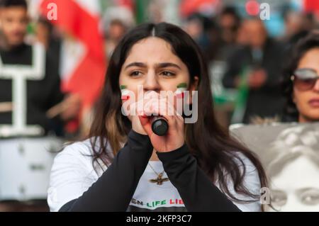 Glasgow, Écosse, Royaume-Uni. 19th novembre 2022 : les militants défilent dans les rues de la ville, de Kelvingrove Park à Glasgow Green, pour protester contre les violations des droits de l'homme commises par le régime iranien. Les manifestants voulaient montrer leur soutien à Mahsa Amini, qui a été détenu par la police de moralité et est mort après avoir été arrêté pour avoir porté le hijab à tort. Credit: SKULLY/Alay Live News Banque D'Images