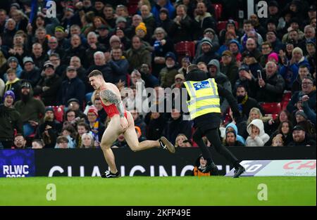 Un joueur de basket se présente à un steward lors de la finale de la coupe du monde de rugby à XV à Old Trafford, Manchester. Date de la photo: Samedi 19 novembre 2022. Banque D'Images