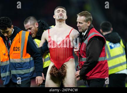 Un joueur de basket s'est escorté hors du terrain par des stewards lors de la finale de la coupe du monde de rugby à XV à Old Trafford, Manchester. Date de la photo: Samedi 19 novembre 2022. Banque D'Images