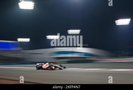 19th novembre 2022 ; circuit Yas Marina, île Yas, Abu Dhabi ; Kevin Magnussen (DEN) Haas F1 VF-22 Ferrari, lors des qualifications au Grand Prix d'Abu Dhabi F1 Banque D'Images