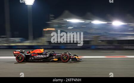 19th novembre 2022 ; circuit Yas Marina, Yas Island, Abu Dhabi ; Max Verstappen (NED) Oracle Red Bull Racing RB18, lors des qualifications au Grand Prix d'Abu Dhabi F1 Banque D'Images