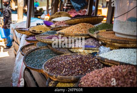 Légumineuses et grains à vendre sur le marché de Mzuzu, au Malawi Banque D'Images