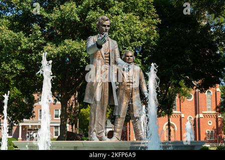 Ottawa, Illinois / États-Unis -16 août,2022: Statues de Lincoln et de Douglas au lieu historique du débat. Banque D'Images