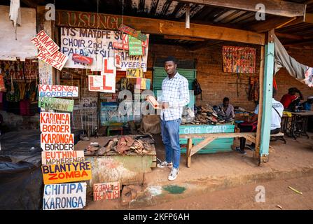 Échoppe de marché en marché de Mzuzu, Malawi, la vente des panneaux routiers artisan Banque D'Images