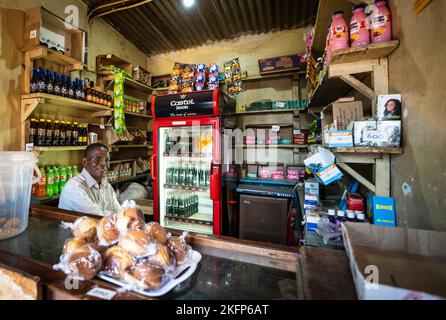 Un commerçant dans un petit magasin à Mzuzu, au Malawi. Banque D'Images