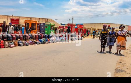 Rue commerçante de la ville de Mzuzu, dans le nord du Malawi Banque D'Images