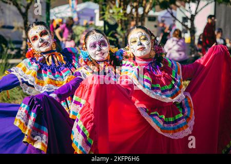 Un groupe de femmes, portant des costumes traditionnels mexicains, lors du festival et de la parade du 2022 Day of the Dead Festival à El Paso, Texas. Banque D'Images