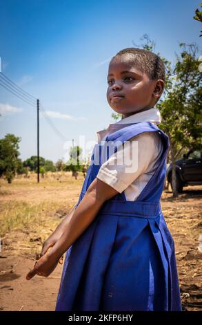 Une jeune fille en uniforme scolaire au Malawi regarde l'avenir avec assurance Banque D'Images