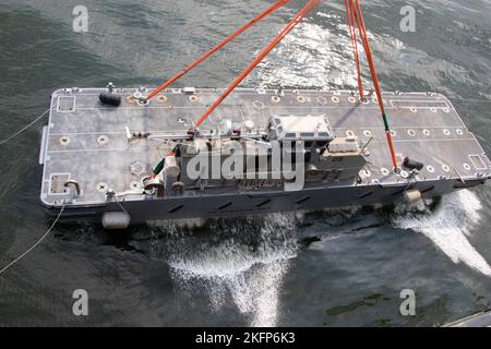 220930-N-DK042-1290 PORT DE KUSHIRO, Japon (sept 30, 2022) une embarcation améliorée du système d'éclairage de la Marine s'abaisse dans l'eau lors d'un pont-grue de l'USNS Dahl (T-AKR 312) à l'appui de l'opération Resolute Dragon 22, le 30 septembre 2022. Resolute Dragon 22 est un exercice bilatéral annuel entre la Force d'autodéfense du Japon et le corps des Marines et de la Marine des États-Unis. L'exercice a lieu dans huit zones d'entraînement géographiquement séparées à travers le Japon, en mettant l'accent sur les opérations distribuées, la défense côtière et l'entraînement intégré en direct. Banque D'Images