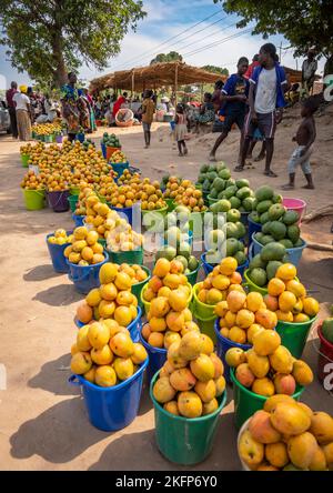 Seaux de mangues à vendre au bord de la route dans les zones rurales du Malawi Banque D'Images