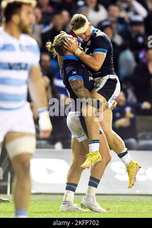 Édimbourg, Écosse, le 19th novembre 2022. Darcy Graham, d'Écosse, a fait 8th fois son essai malgré Matias Moroni, d'Argentine, lors du match de la série de la nation d'automne au stade Murrayfield, à Édimbourg. Le crédit photo devrait se lire: Neil Hanna / Sportimage Banque D'Images