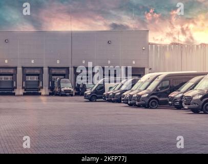 Stationnement de véhicules dans les locaux de l'entreprise. Stations de charge et réglage du soleil. En attente de nouvelles commandes. Chargement de marchandises de transport Banque D'Images