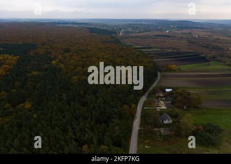 Vue panoramique sur les champs et les forêts ukrainiens à Ternopil en automne. Nouveau Banque D'Images