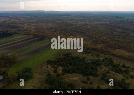 Vue panoramique sur les champs et les forêts ukrainiens à Ternopil en automne. Nouveau Banque D'Images