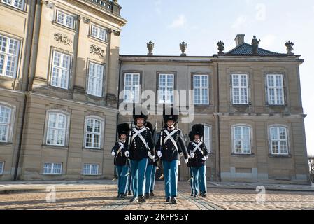 Les gardes royaux (Kongelige Livgardes) défilent lors de la « transformation de la garde » au palais d'Amalienborg, Copenhague (vagtskifte) Banque D'Images