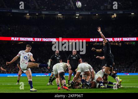 Jack van Poortvliet (à gauche), en Angleterre, donne des coups de pied clairs lors de l'International d'automne au stade de Twickenham, à Londres. Date de la photo: Samedi 19 novembre 2022. Banque D'Images