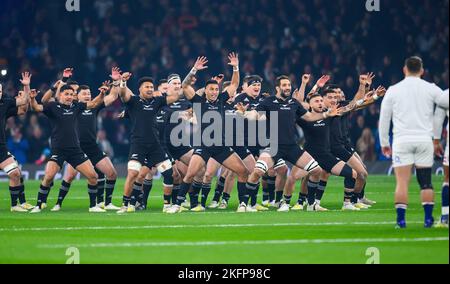 19 Nov 2022 - Angleterre v Nouvelle-Zélande - Autumn International - Twickenham Stadium Nouvelle-Zélande exécute le Haka avant l'automne International au stade Twickenham, Londres. Image : Mark pain / Alamy Live News Banque D'Images